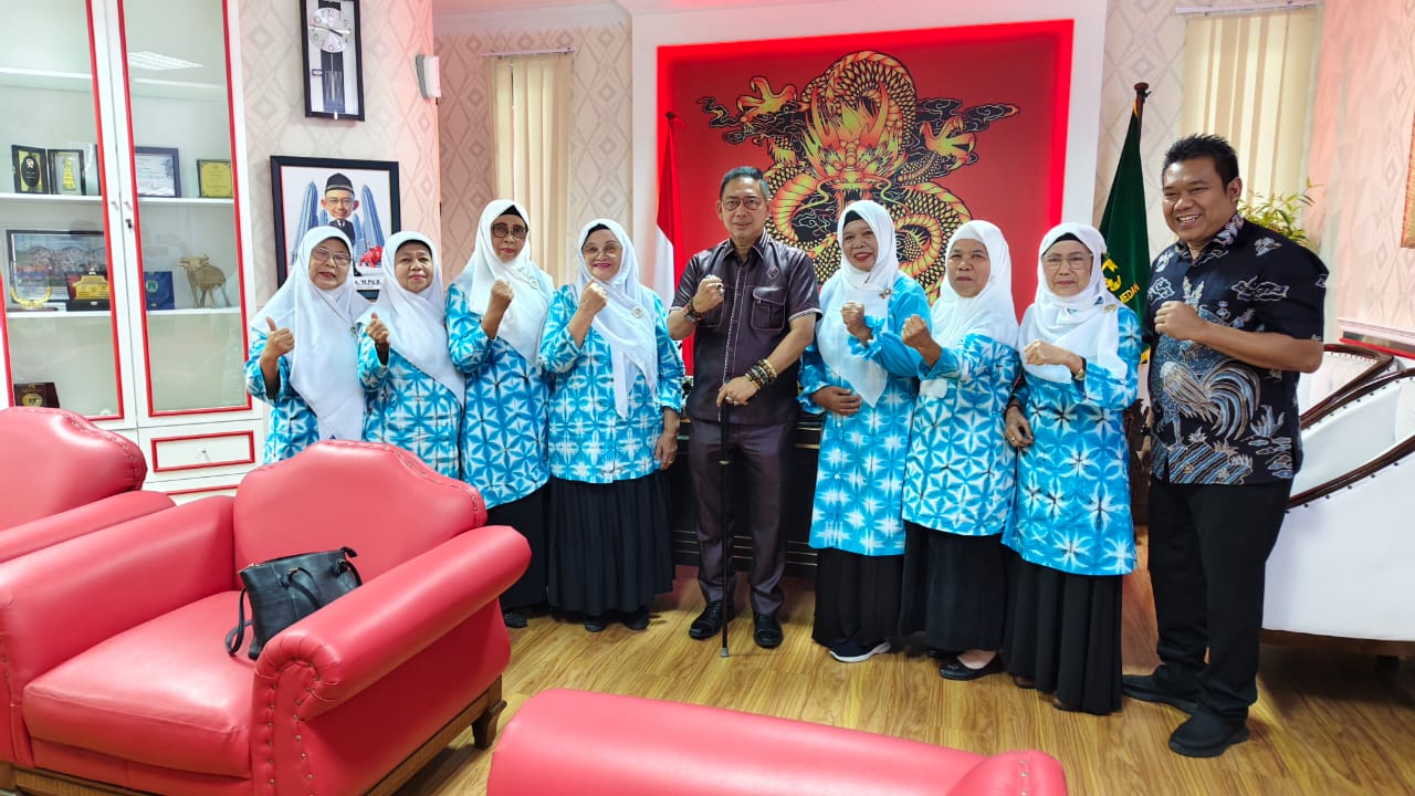 Ketua DPRD Kota Medan, Wong Chun Sen, diabadikan bersama pengurus LPPU usai beraudiensi pada Senin (19/5).