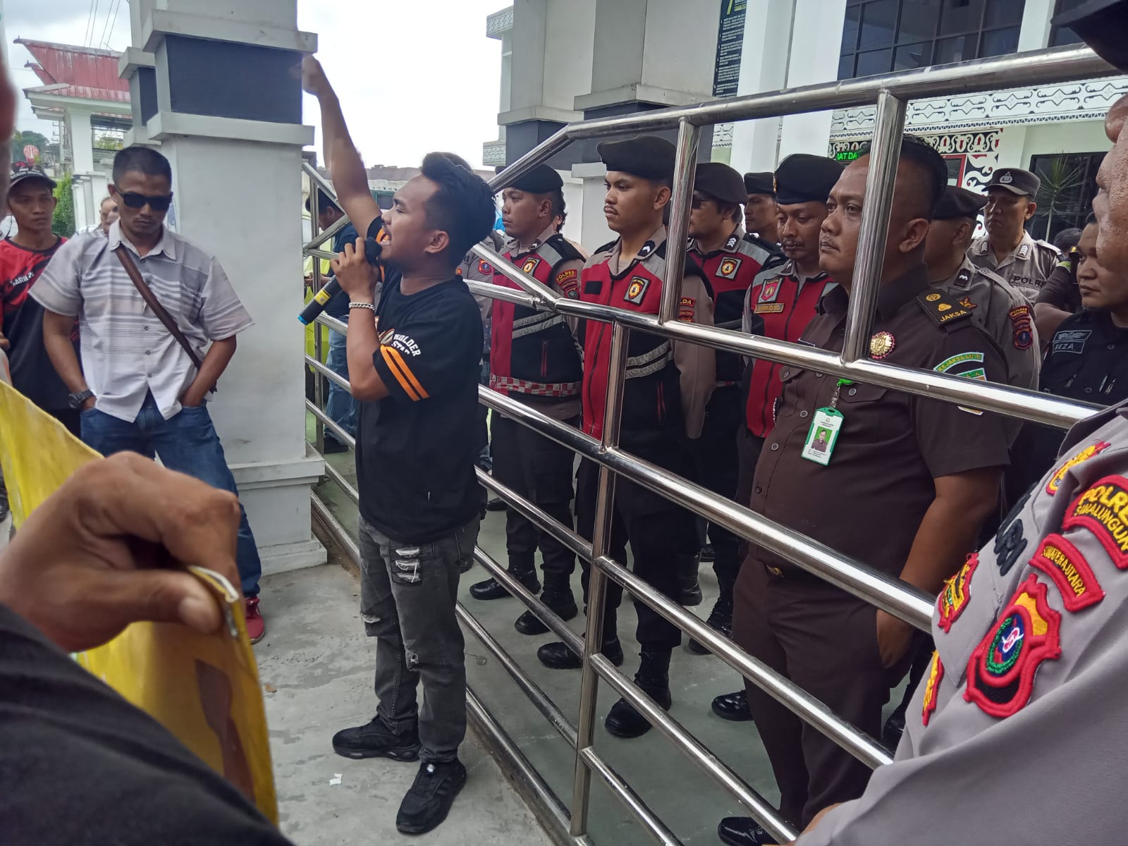 Warga Banjar Hulu Kabupaten Simalungun berunjukrasa di Kejari Simalungun.