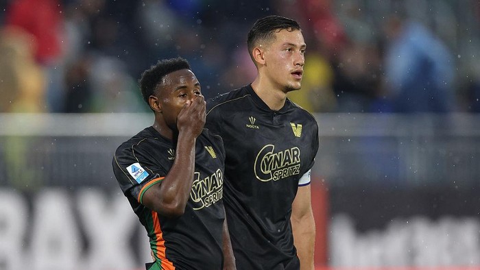 Jay Idzes tak mampu menahan gempuran Cagliari dalam laga krusial Venezia.