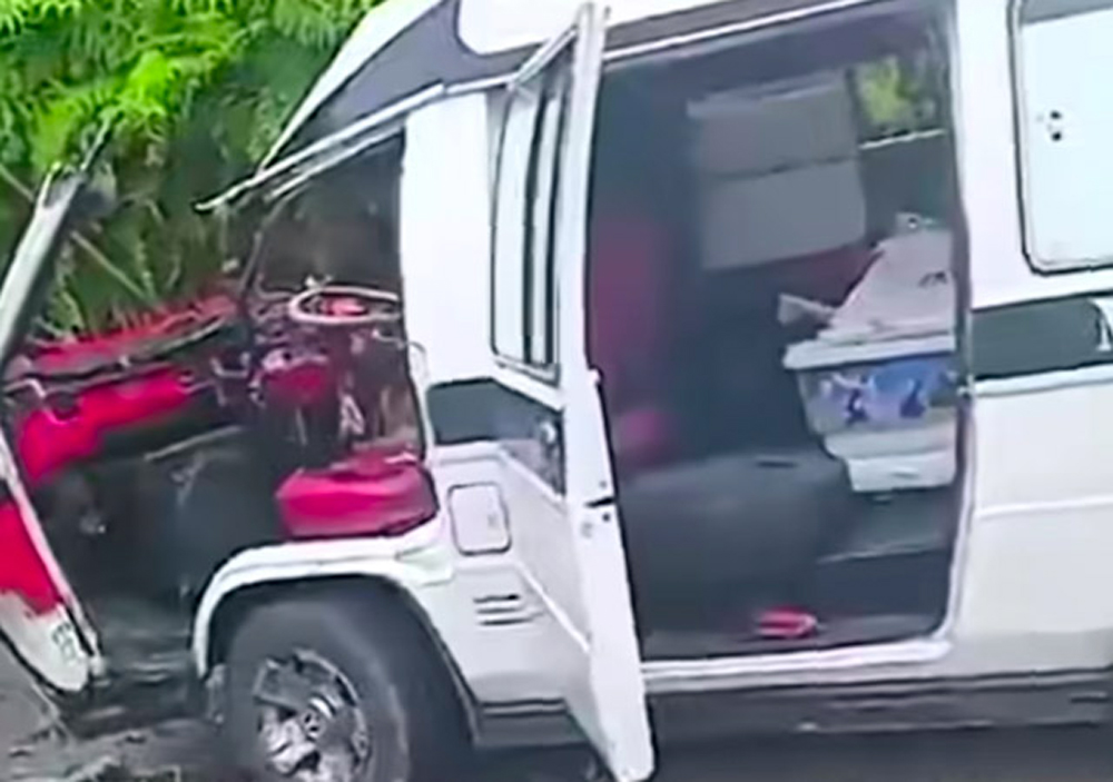 Mobil ambulans membawa jenazah yang dikemudikan ED, mengalami laka di JL Dolok Sanggul - Tele, memakan 3 korban,  satu di antaranya tewas.