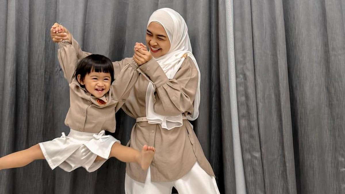 Ria Ricis dan putrinya.