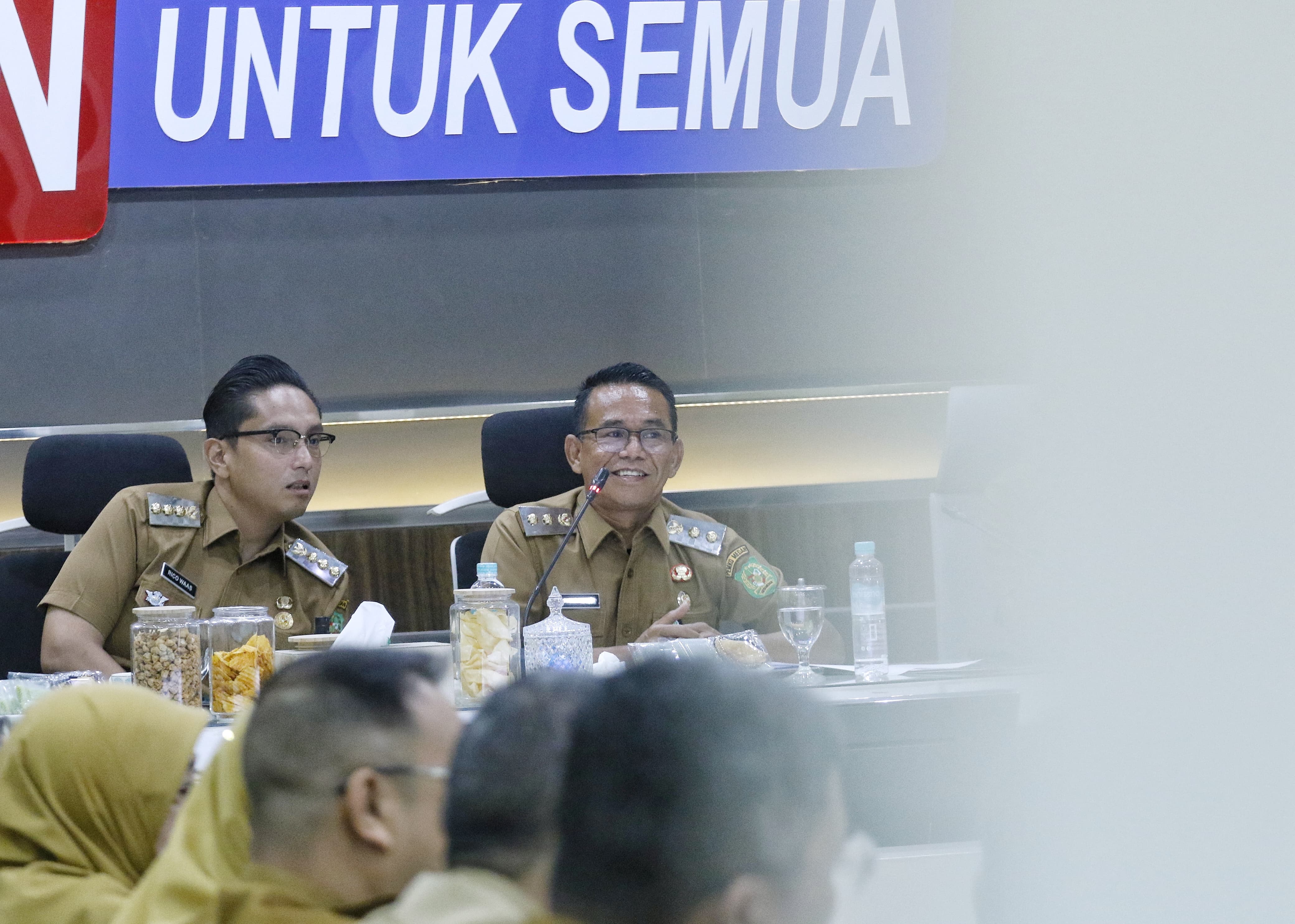 Wali Kota Medan Rico Waas memimpin rapat evaluasi PAD Triwulan II di Aula Bapenda Medan.