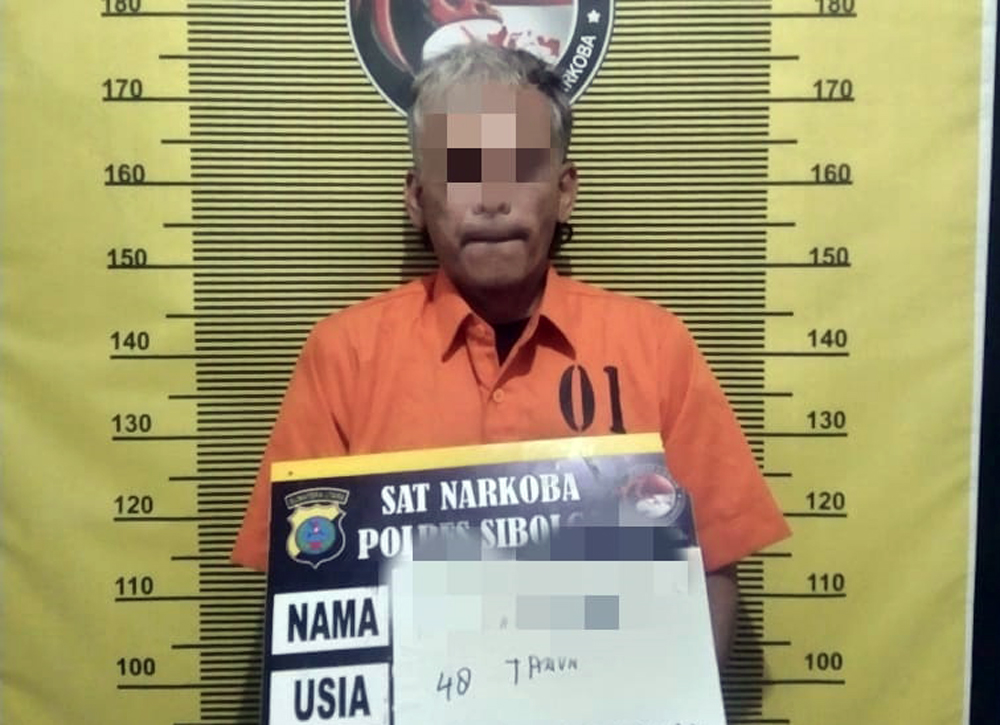 Pelaku pengedar narkoba ES alias PK di Jalan Eben Ezer, Sibolga, Senin (19/5/2025).