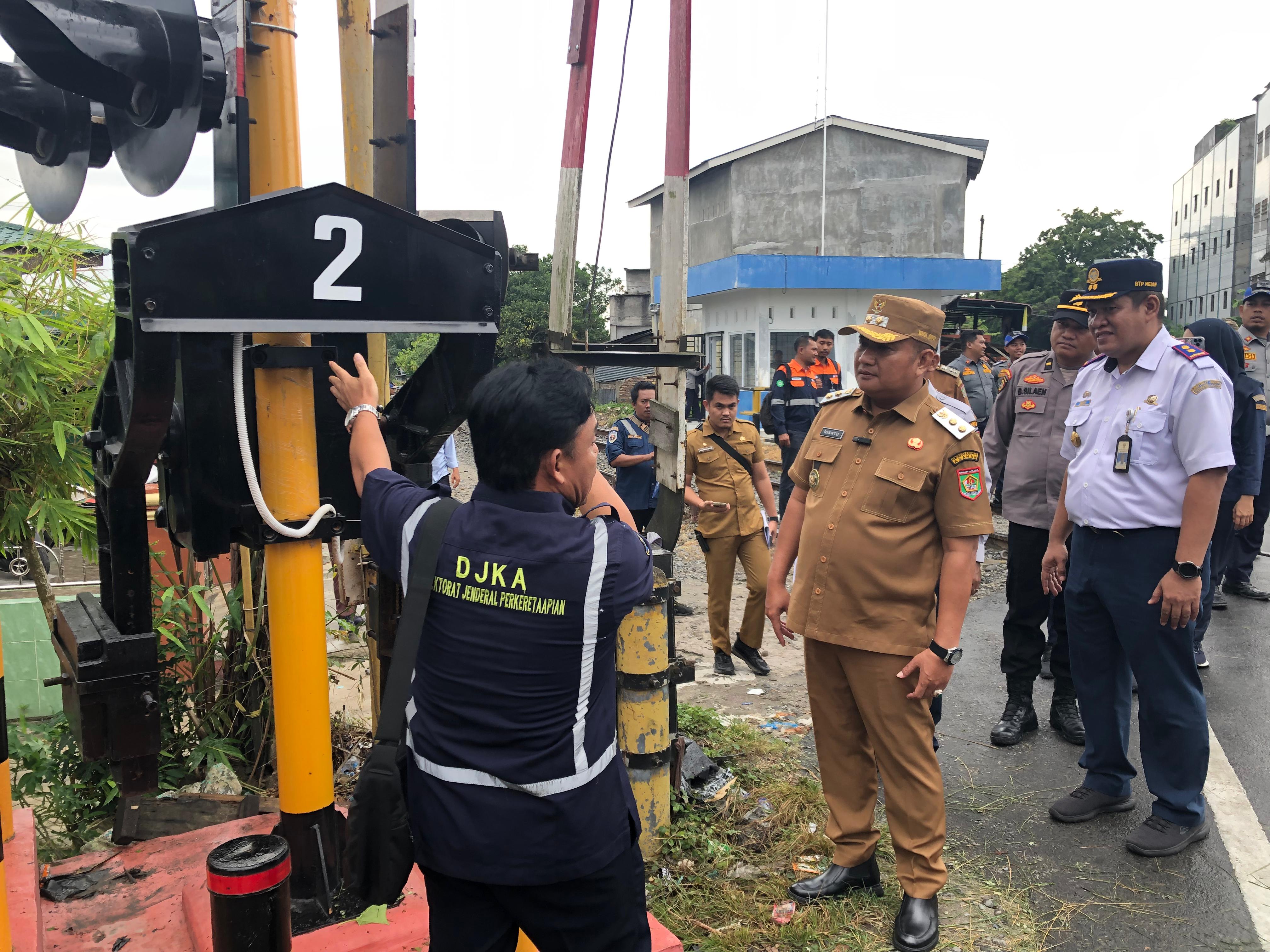 Wakil Bupati Asahan, Rianto, SH., MAP meresmikan tiga Jalur Perlintasan Langsung (JPL) atau palang pintu kereta api yang berada di wilayah Kota Kisaran dan Kecamatan Air Batu, Senin (19/5).