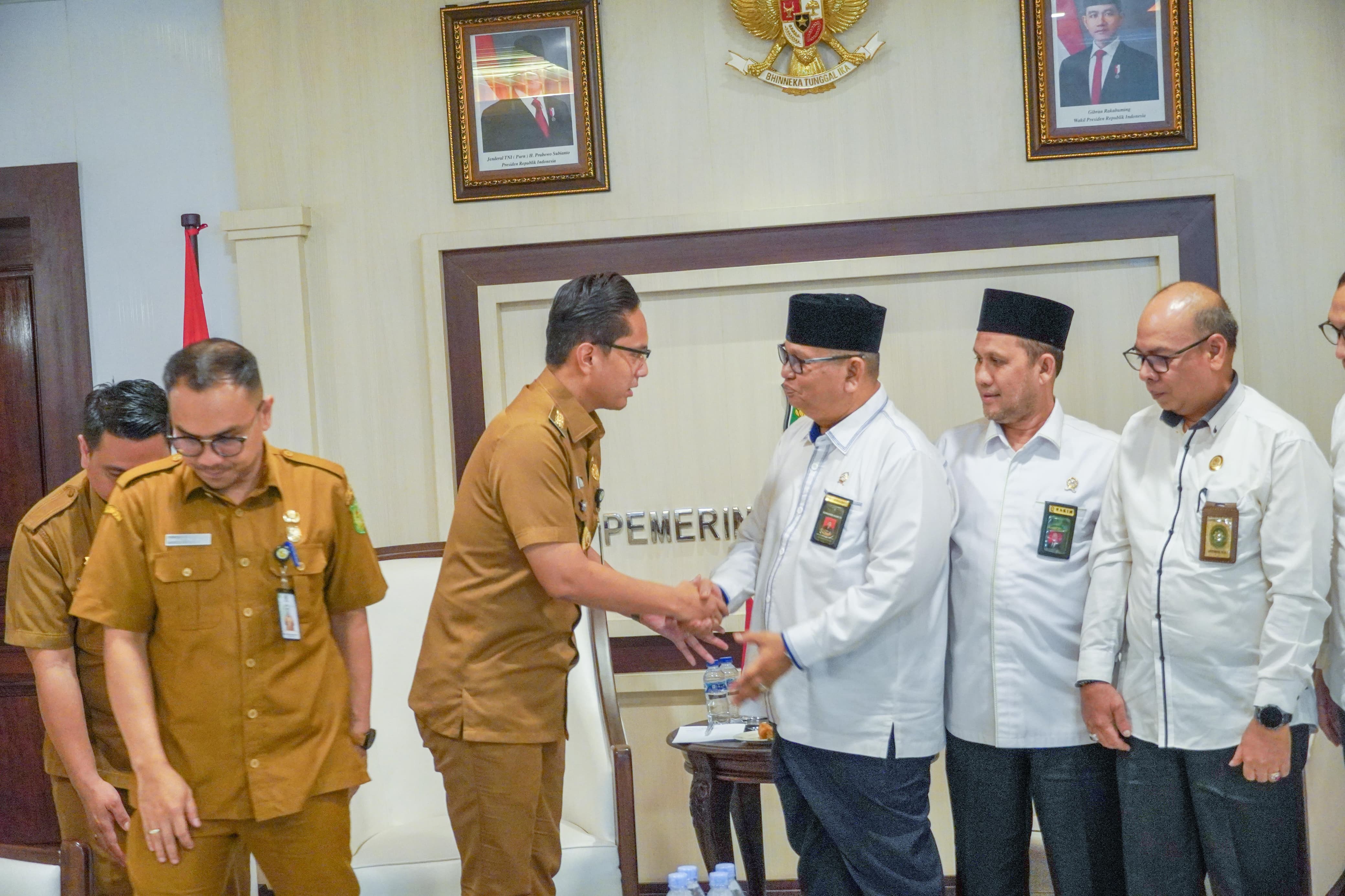 Wali Kota Medan Rico Waas berdiskusi dengan Ketua Pengadilan Agama Medan Abdul Rahim terkait pendataan pernikahan yang belum tercatat, di Balai Kota Medan, Senin (19/5/2025).