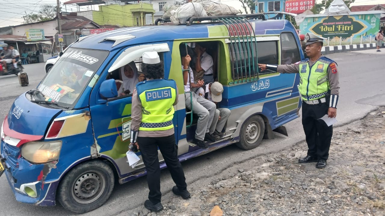 Satlantas Polres Pematangsiantar memberikan imbauan agar jangan bergantungan dan duduk di kap mopen.
