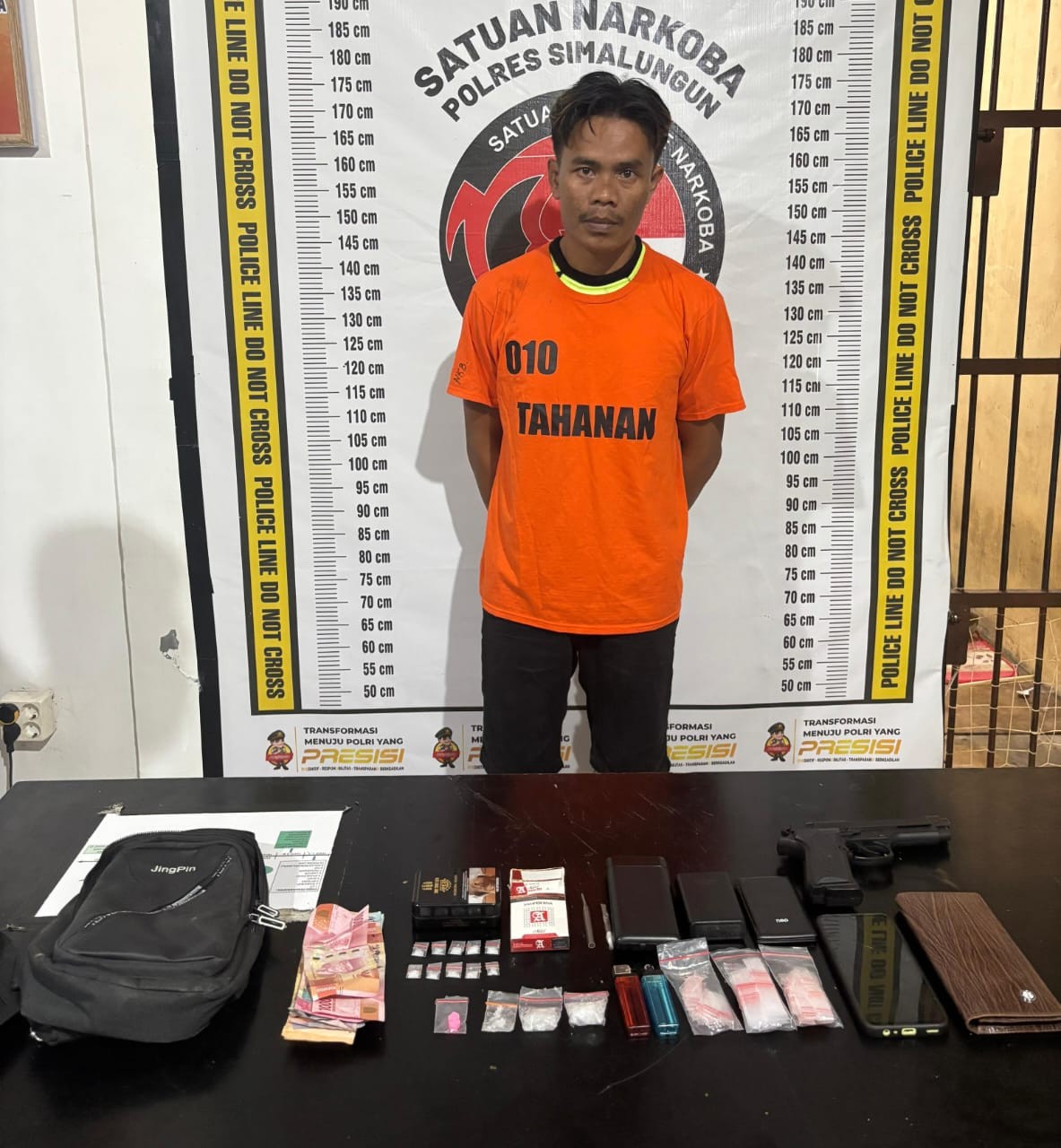 Pengedar sabu dan ekstasi bernama Erwin Alamsyah Purba (40) ditangkap polisi di sebuah rumah kosong.