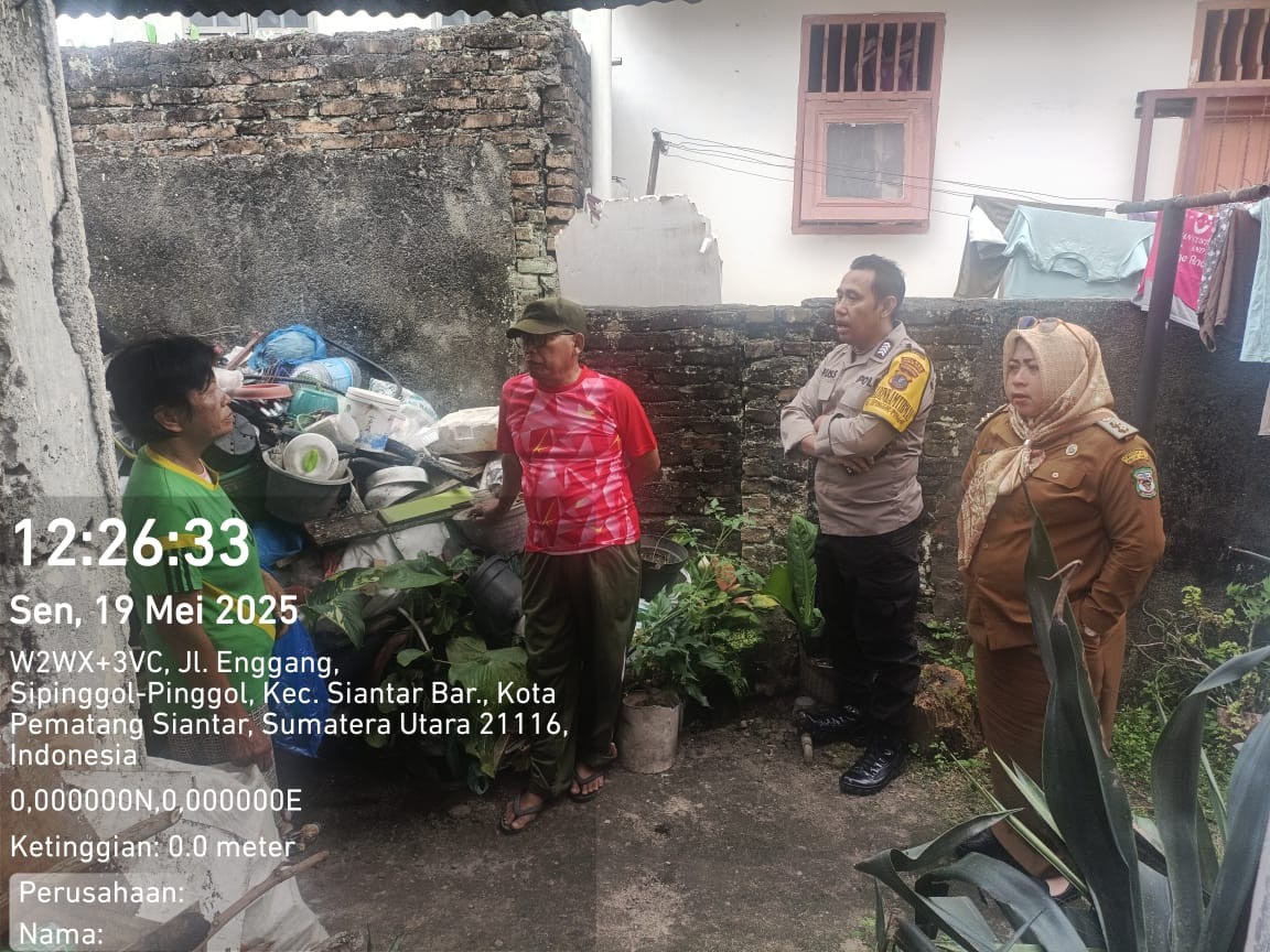 Bhabinkamtibmas Kelurahan Sipinggol-pinggol saat meninjau langsung lokasi tumpukan barang rongsokan.