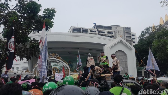 Sejumlah driver ojek online menggelar aksi unjuk rasa di depan Kantor Gubernur Sumut, Medan, Selasa (20/5). Mereka menuntut penghapusan potongan tinggi dan program promo yang dinilai merugikan.