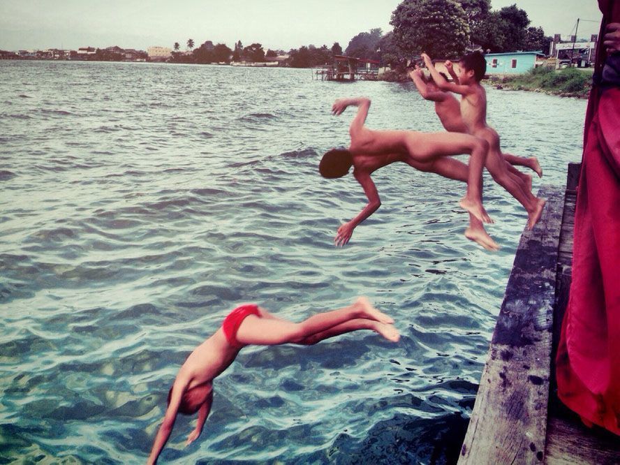 Sejumlah bocah koin terlihat berenang di sekitar kapal penyeberangan di Pelabuhan Ajibata, Danau Toba, demi mengais lemparan uang dari wisatawan. Aksi ini dinilai membahayakan keselamatan.