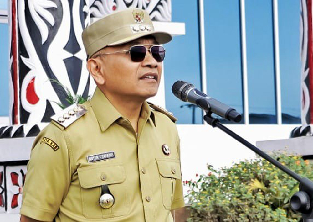 Bupati Simalungun, Anton Achmad Saragih, memimpin apel pagi.