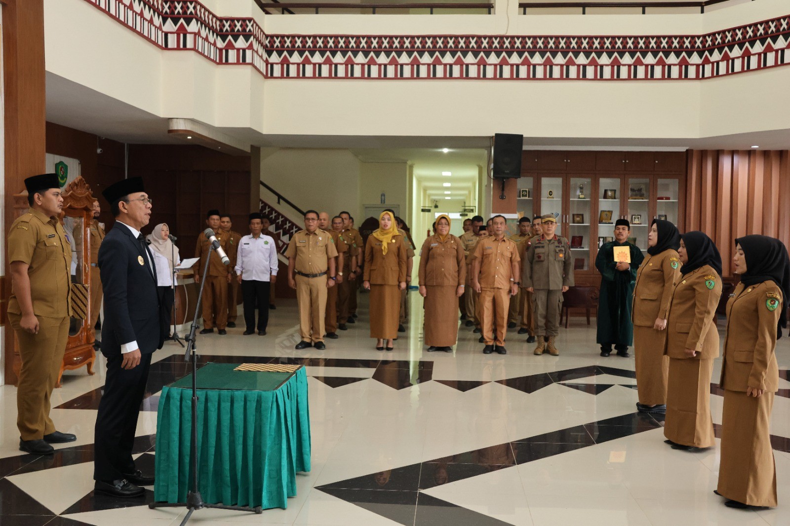 Bupati H.Gus Irawan Pasaribu melantik kepala sekolah di lingkungan Disdik Pemkab Tapsel.