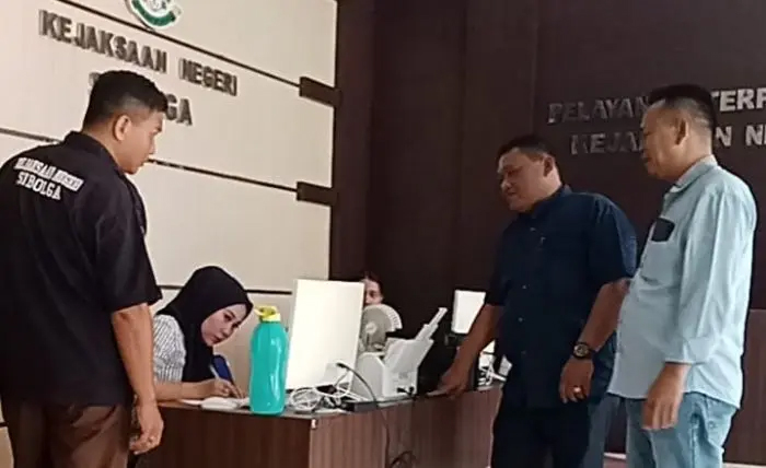Simon Situmorang dan Irwansyah Daulay dan Ketua selaku Koordinator Koalisi LSM Gempar saat menyerahkan berkas laporan dugaan korupsi dana BOS SMPN 1 Mandiamas ke Kejari Sibolga.