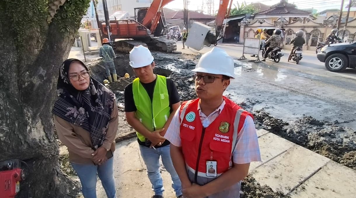 Plt Kadis SDABMBK Medan, Gibson Panjaitan, meninjau pekerjaan peningkatan drainase di Jalan Gaperta Ujung yang kerap menjadi langganan banjir, Selasa (20/5).