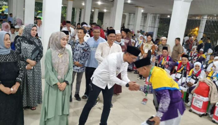 Bupati Labusel Fery Sahputra Simatupang melepas keberangkatan 244 jemaah calon haji.