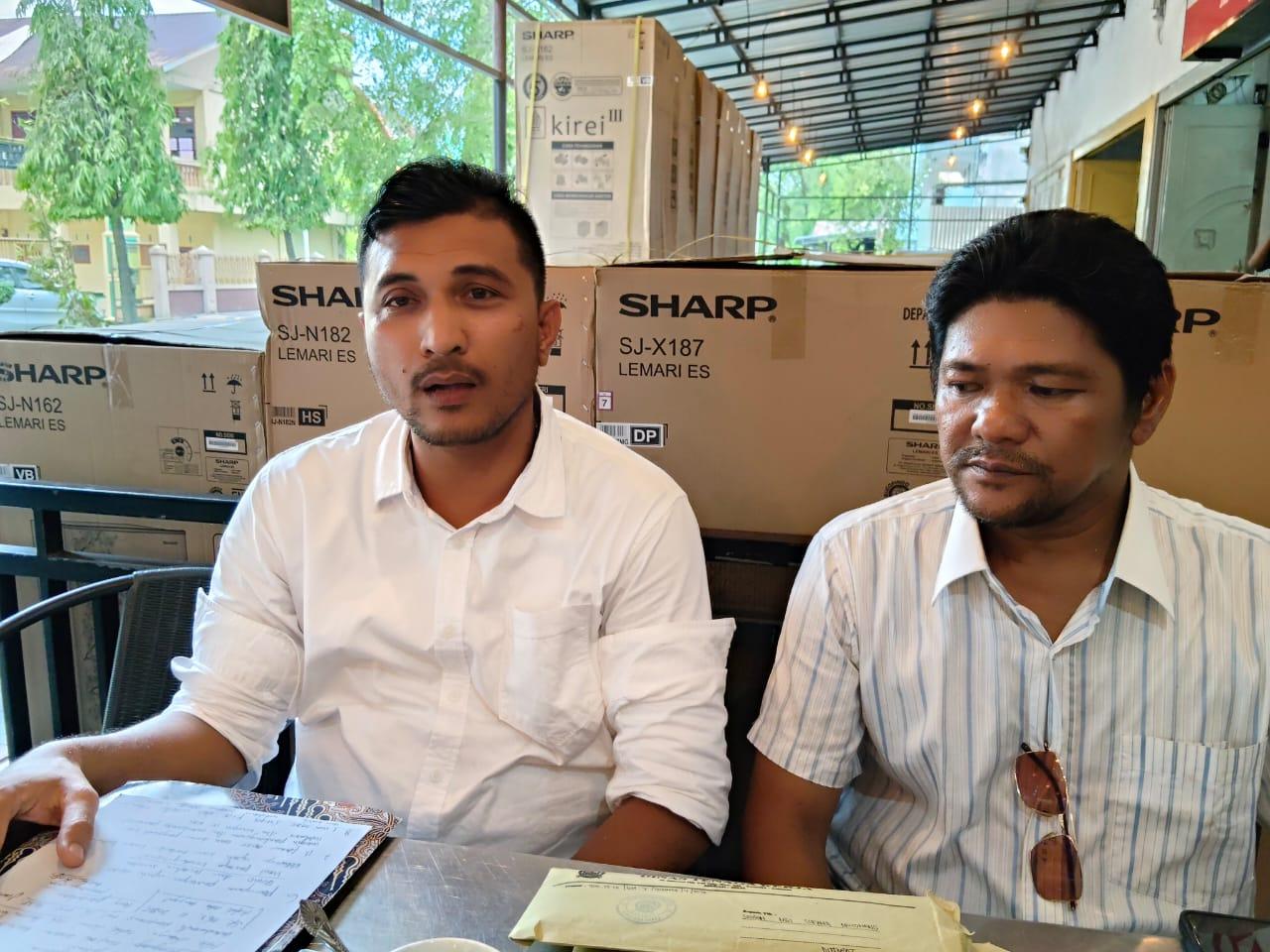 M. Yusuf Pardamean Nasution Kuasa Hukum salah seorang pegawai PDAM Tirta Nauli Sibolga yang diberhentikan bersama Lindo Martua Simatupang saat menggelar konferensi pers.