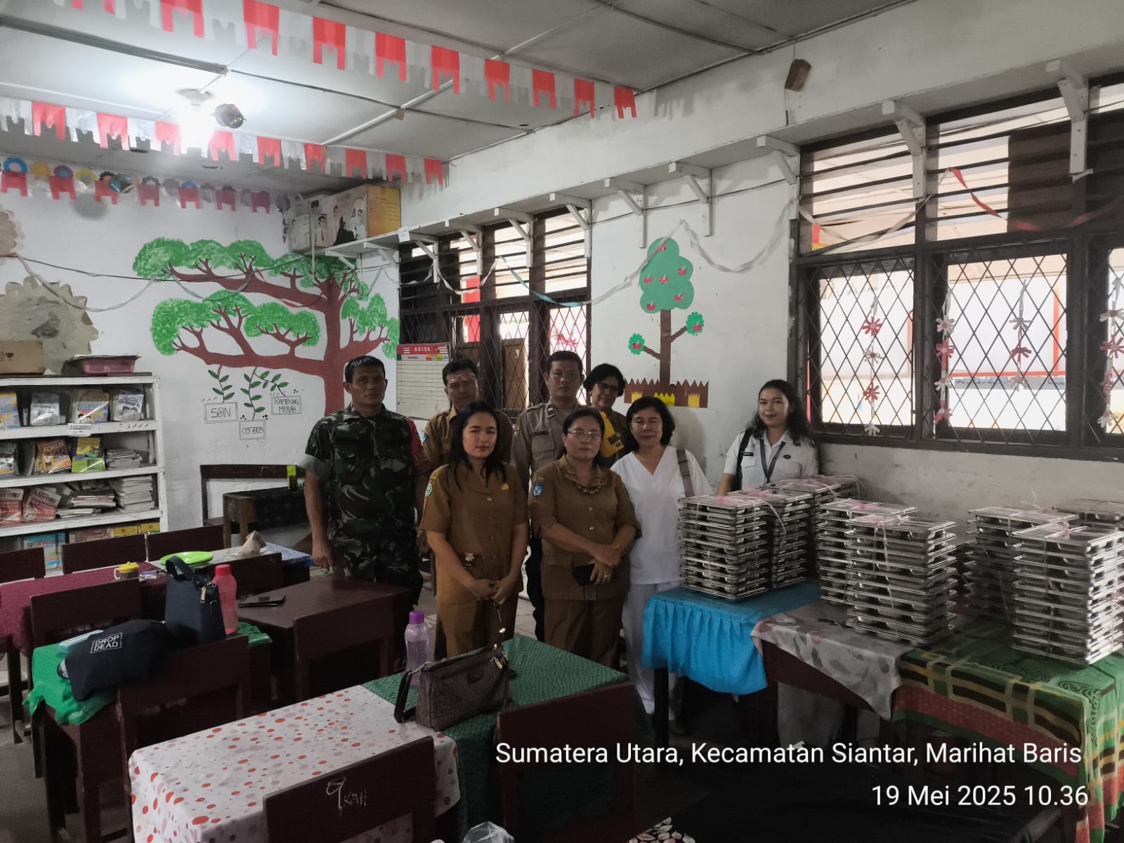 Personel Polsek Bangun mendampingi pembagian makanan bergizi gratis (MBG) di sejumlah SD di Kecamatan Siantar, Simalungun.