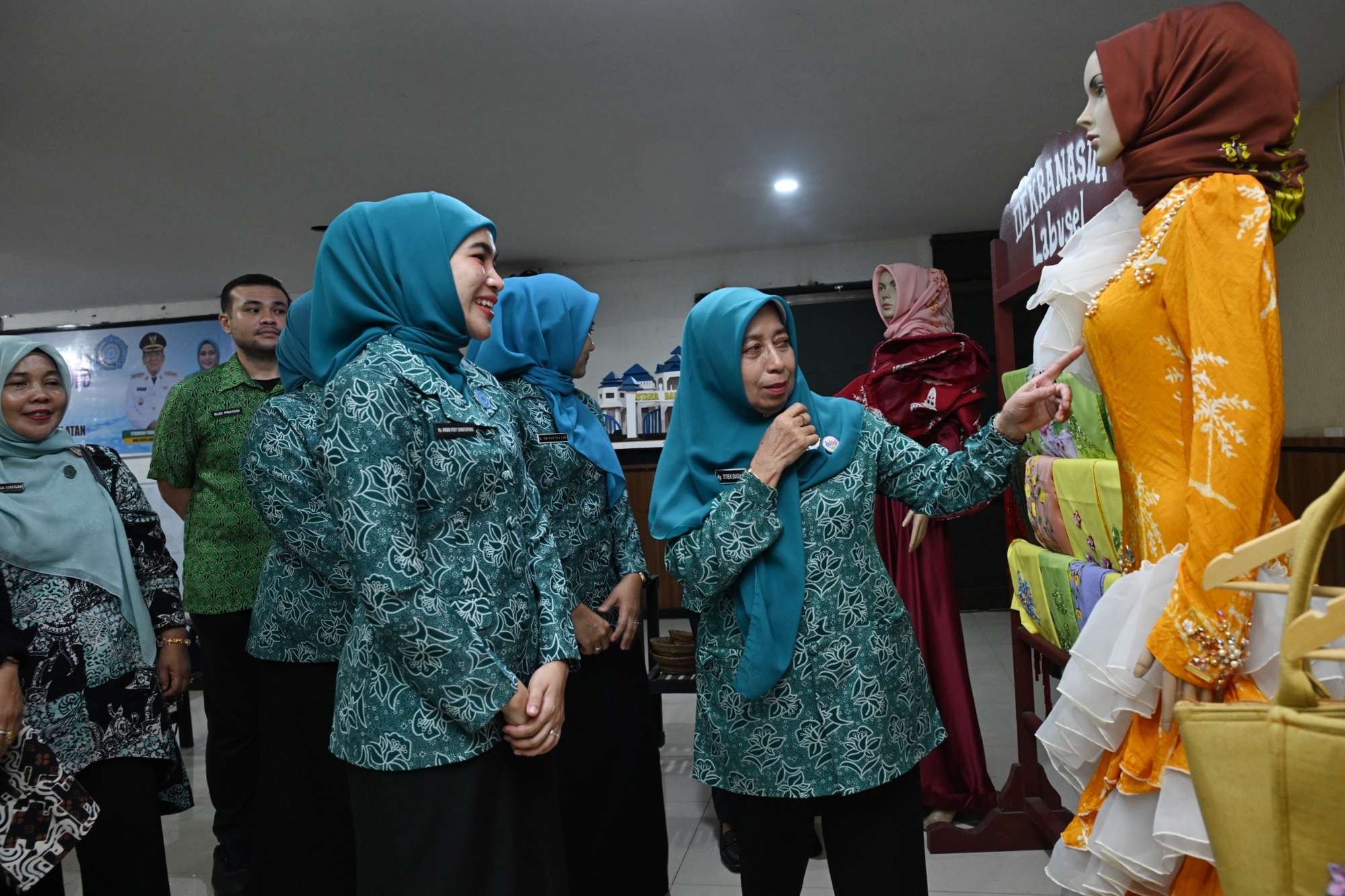 Staf Ahli I TP PKK Sumut Titiek Sugiharti melakukan supervisi kegiatan PKK di Aula Kantor Bupati Labusel, Selasa (20/5/2025). Kehadirannya disambut Wakil Bupati Labusel Syahdian Purba Siboro.
