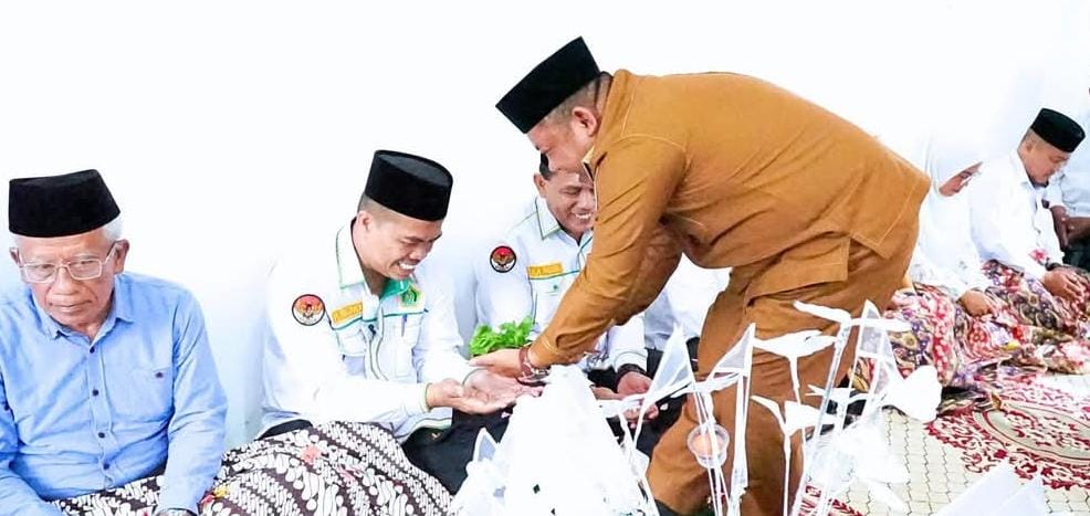 Wakil Bupati Labuhanbatu H Jamri saat memberikan tepung tawar kepada sejumlah calon jemaah Haji Labuhanbatu.