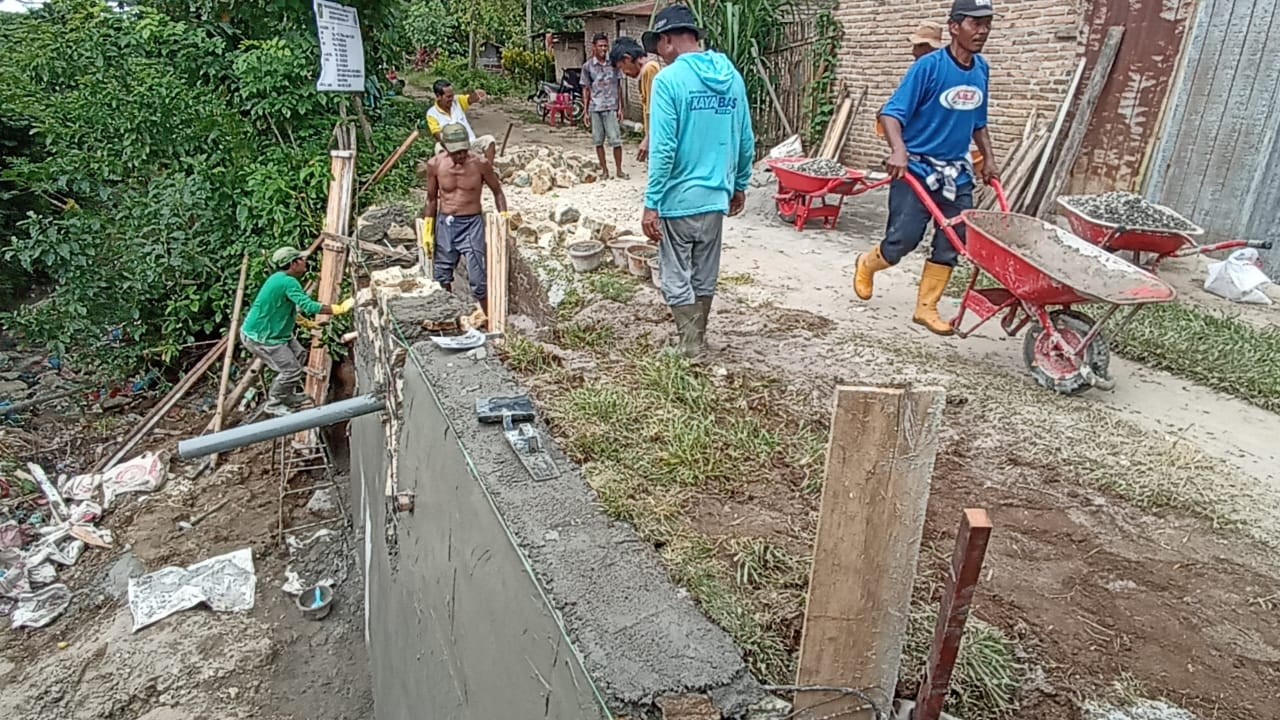 Pembangunan tembok penahan tanah di Nagori Bosar Galugur Kecamatan Tanah Jawa.