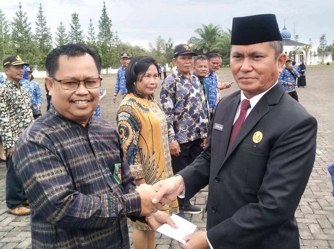 Upacara peringatan Harkitnas Pemkab Simalungun dirangkai pemberian tali asih kepada ASN purna tugas.