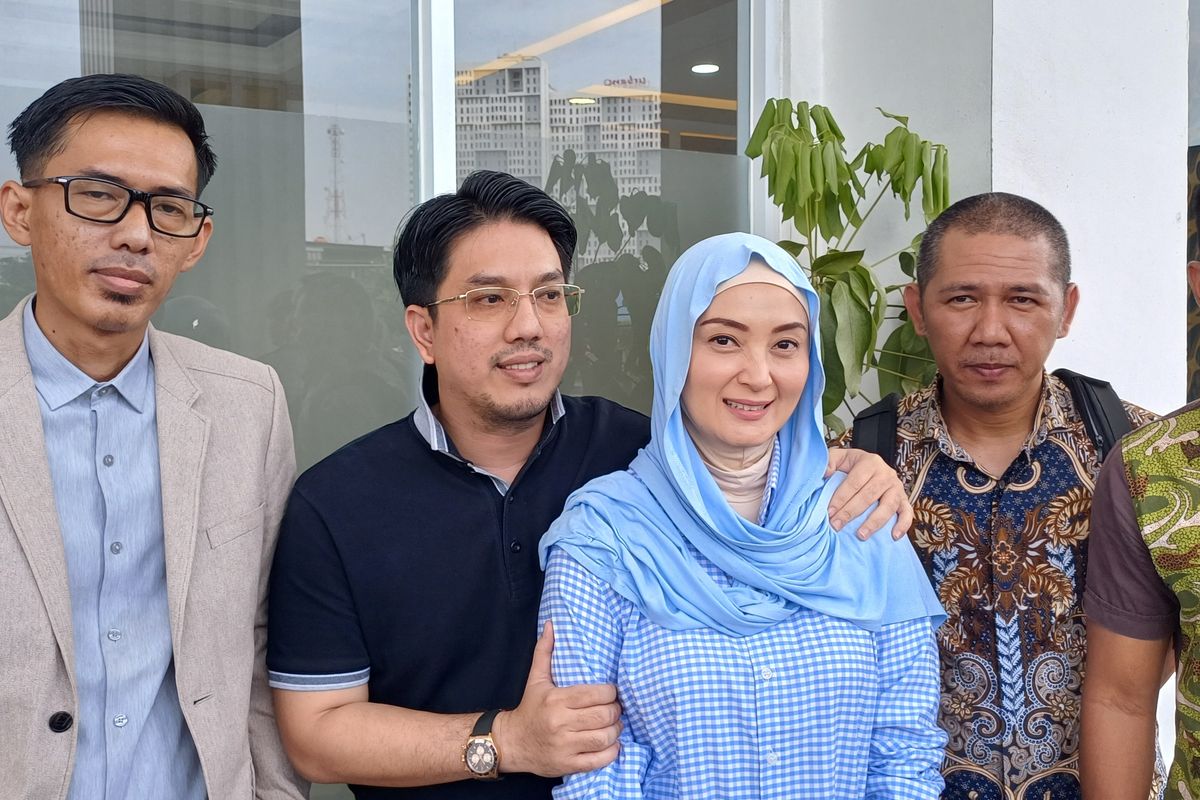 Della Puspita menghadiri sidang.
