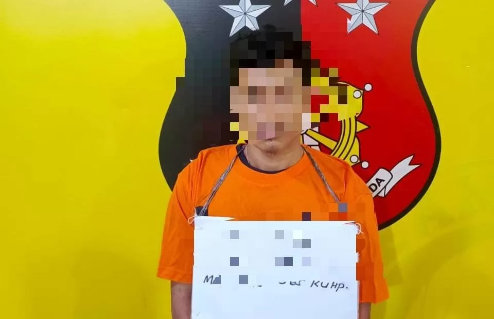 Tersangka R alias Riski (28), warga Gunting Saga, saat diamankan Unit Reskrim Polsek Kualuh Hulu terkait kasus perampokan sopir truk di Jalinsum. Dua pelaku lainnya masih dalam pengejaran.