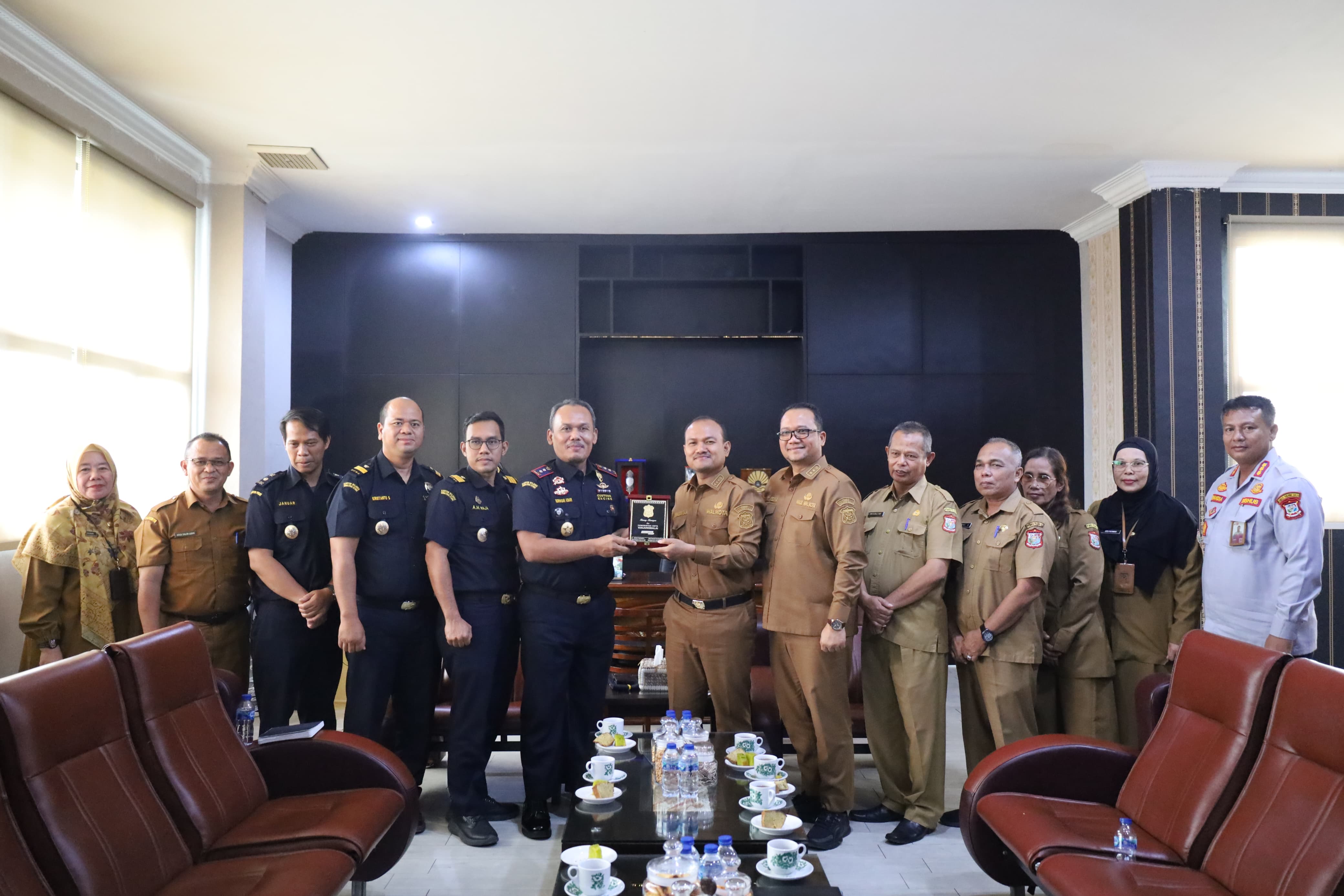 Kepala Kantor Pengawasan dan Pelayanan Bea dan Cukai Teluk Nibung beserta wali kota dan jajarannya.