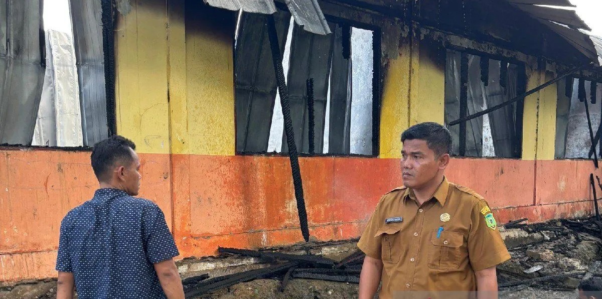 Sekolah Dasar Negeri (SDN) 1203 Padang Hasior, Kecamatan Sihapas Barumun, terbakar.