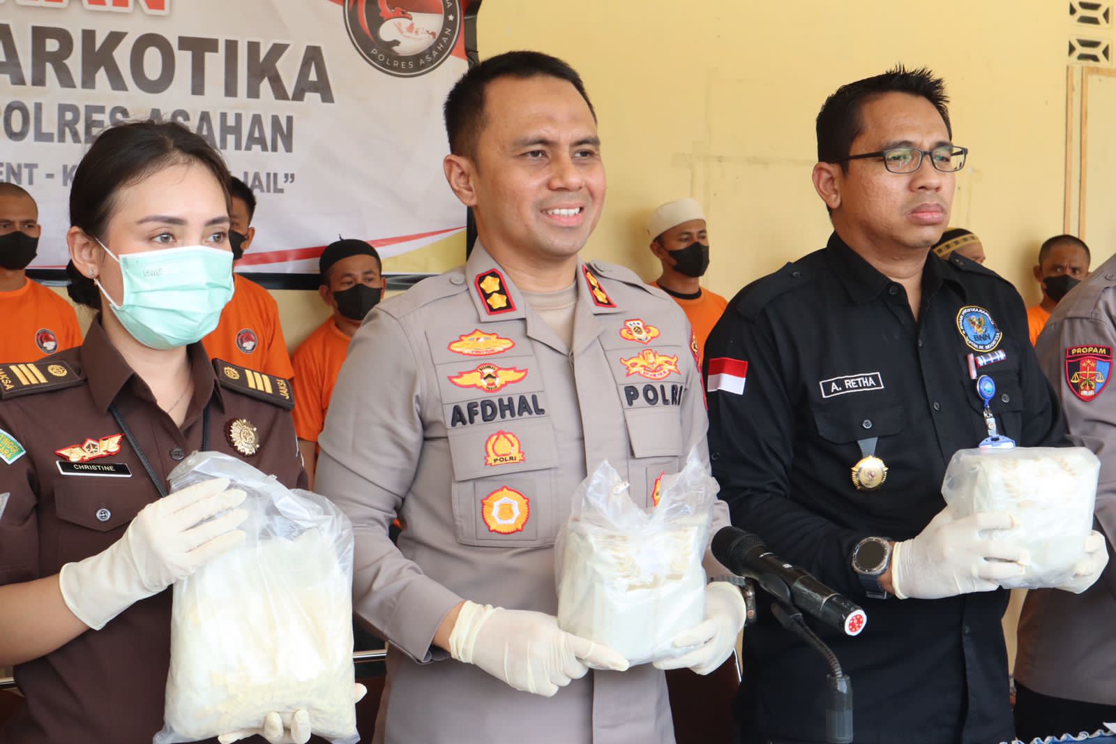 Kapolres Asahan AKBP Afdhal Junaidi memimpin pemusnahan barang bukti narkotika di halaman Mapolres.