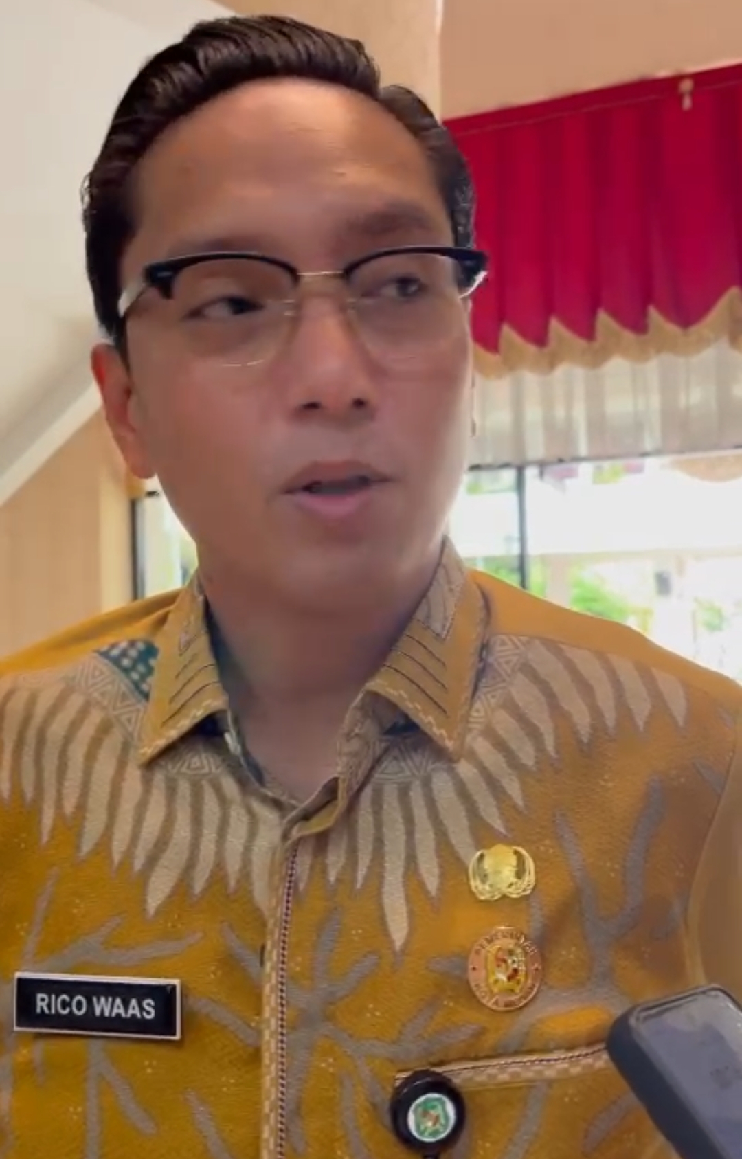 Wali Kota Medan, Rico Tri Putra Bayu Waas saat diwawancarai wartawan di balai kota, Kamis (22/5/2025).