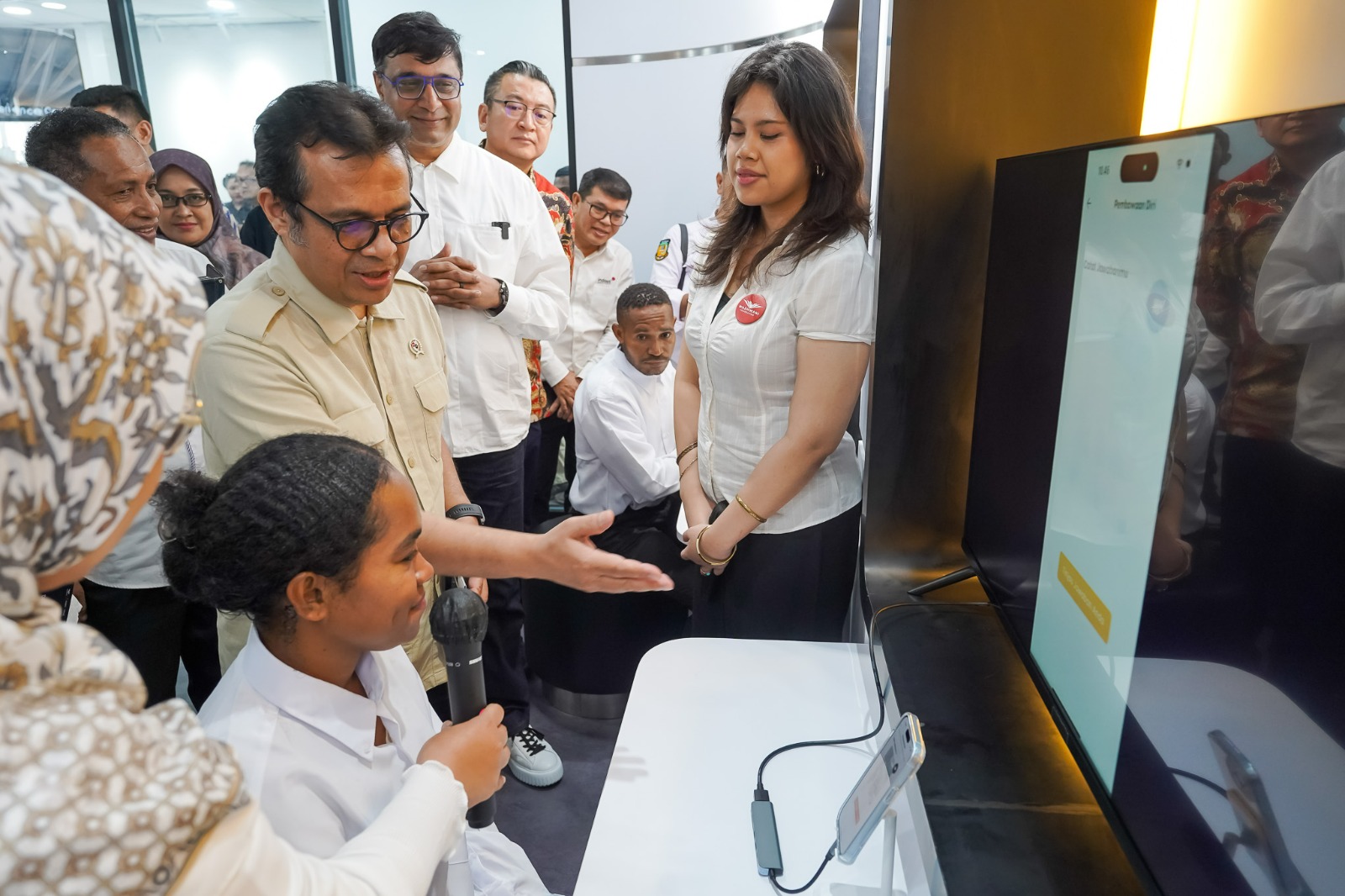 Wakil Menteri Komunikasi dan Digital Nezar Patria bersama Vikram Sinha, CEO Indosat Ooredoo Hutchison, meresmikan AI Experience Center di Jayapura, Papua.