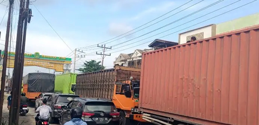 Kondisi Jalinsum penghubung Labura&ndash;Asahan saat kemacetan akibat tabrakan tiga truk, Rabu (21/5/2025).