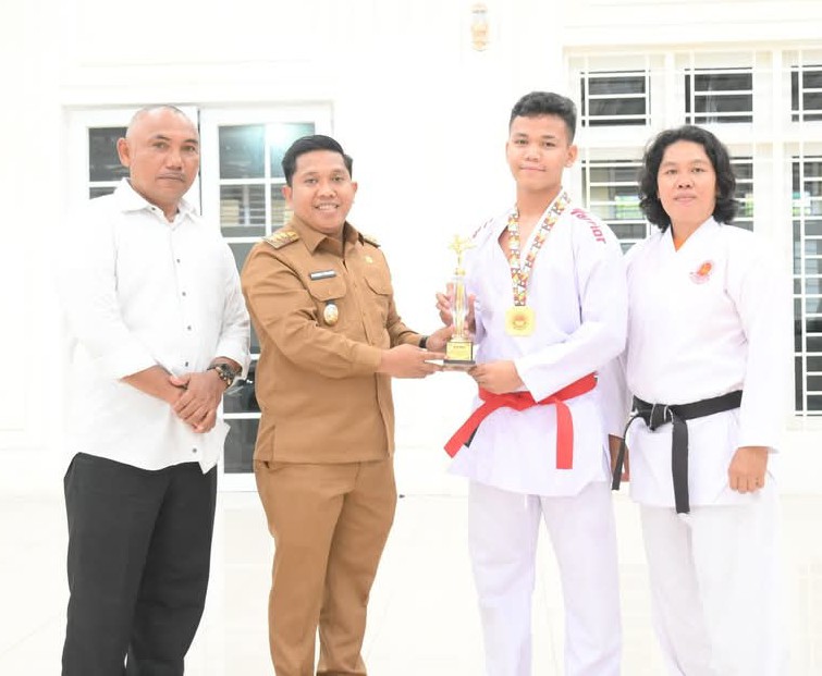 Penyerahan medali dan piala dilakukan secara simbolis oleh Wali Kota Sibolga di Rumah Dinas Wali Kota, Senin (1952025).