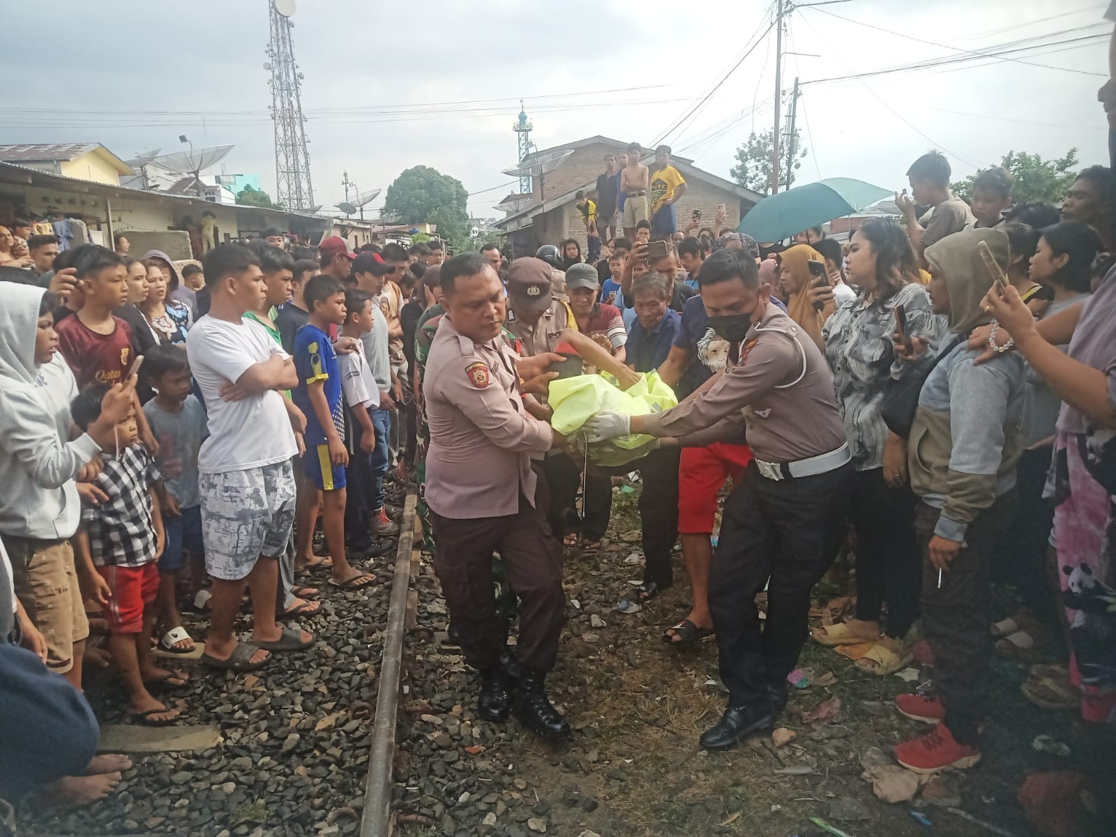 Evakuasi jenazah korban tabrakan kereta api.