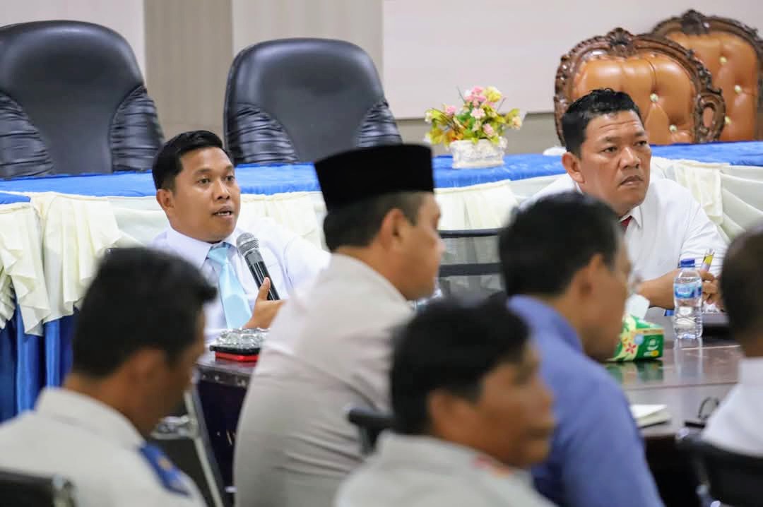 Wali Kota Sibolga Akhmad Syukri Nazry Penarik bersama Wakil Wali Kota Sibolga Pantas Maruba Lumban Tobing saat memimpin rapat terkait penataan PKL.