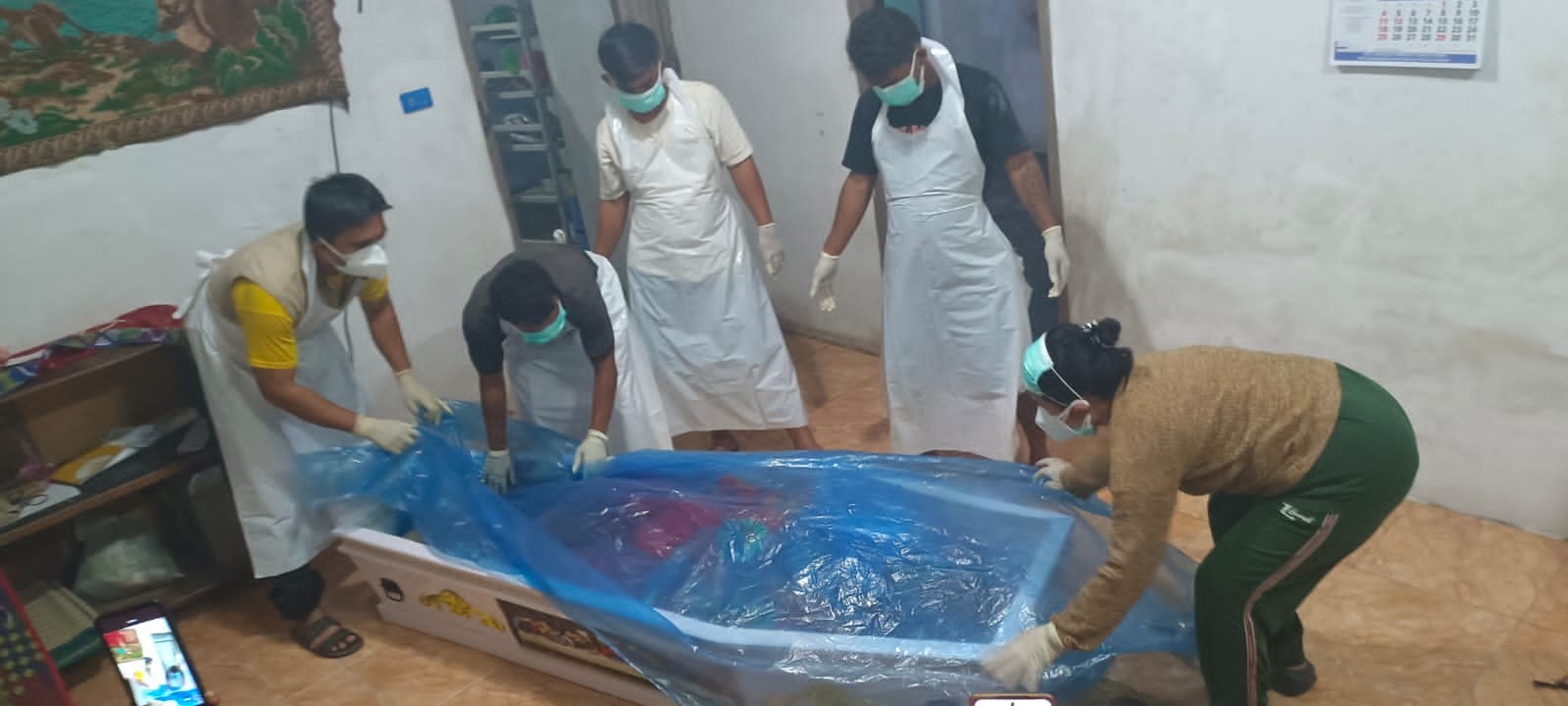 Evakuasi jenazah Polar Pardede yang ditemukan telah meninggal dunia di rumahnya.