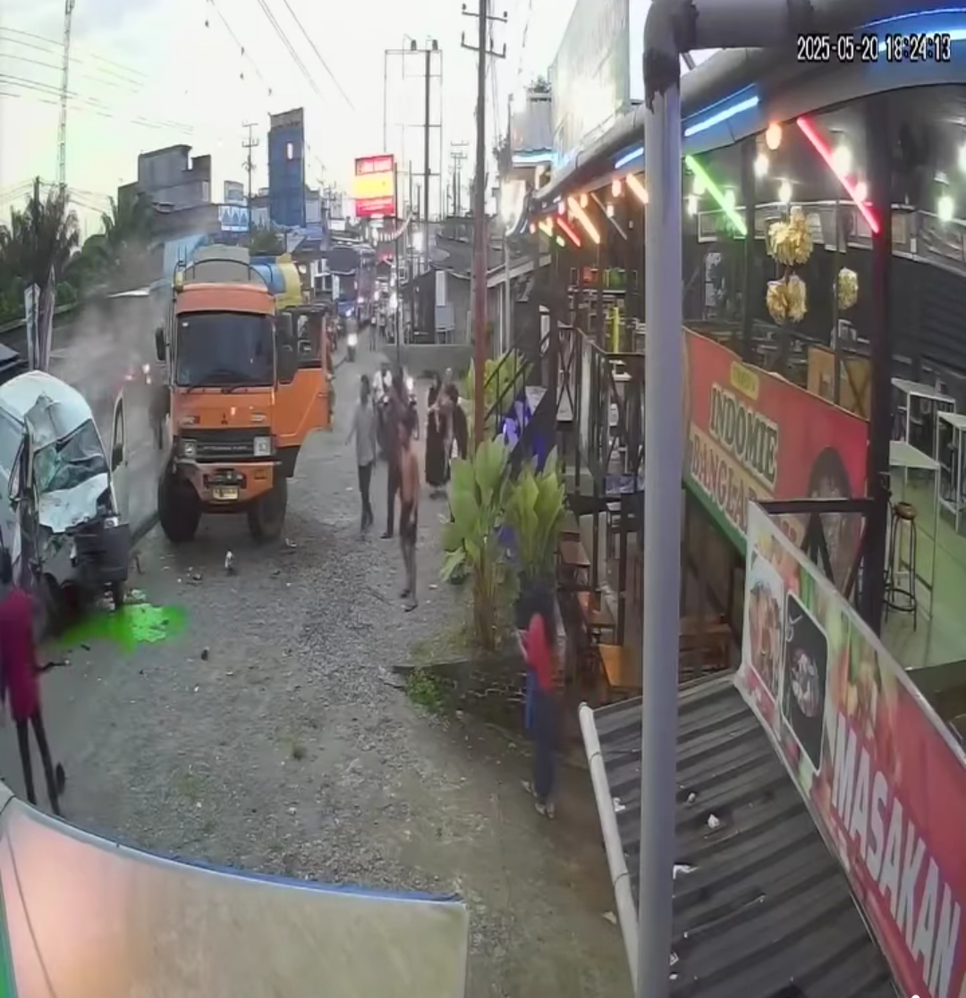 Kecelakaan di Jalan Lintas Sumatera, Kelurahan Kisaran Naga, Kecamatan Kisaran Timur, Asahan.