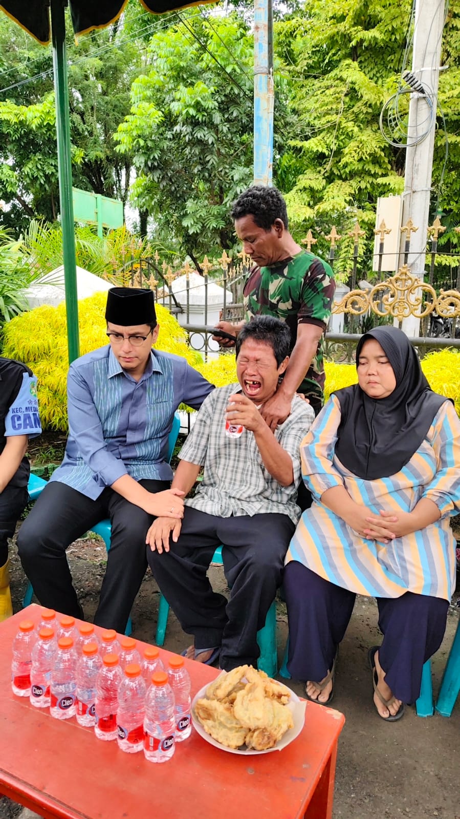 Wali Kota Medan Rico Tri Putra Bayu Waas mengunjungi orang tua korban hanyut di aliran Sungai Deli tepatnya di Kelurahan Karang Berombak, Kecamatan Medan Barat, Minggu (25/5).