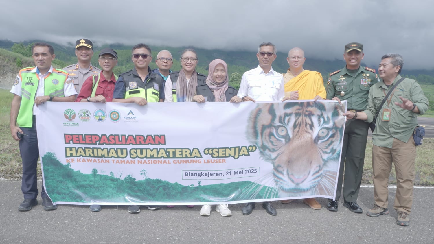 PT Agincourt Resources (PTAR) memfasilitasi pelepasliaran harimau Sumatra "Senja" ke TNGL, Aceh, Rabu (21/3/2025). Kegiatan itu dihadiri Wakil Presiden Direktur PTAR Ruli Tanio (keempat dari kiri).