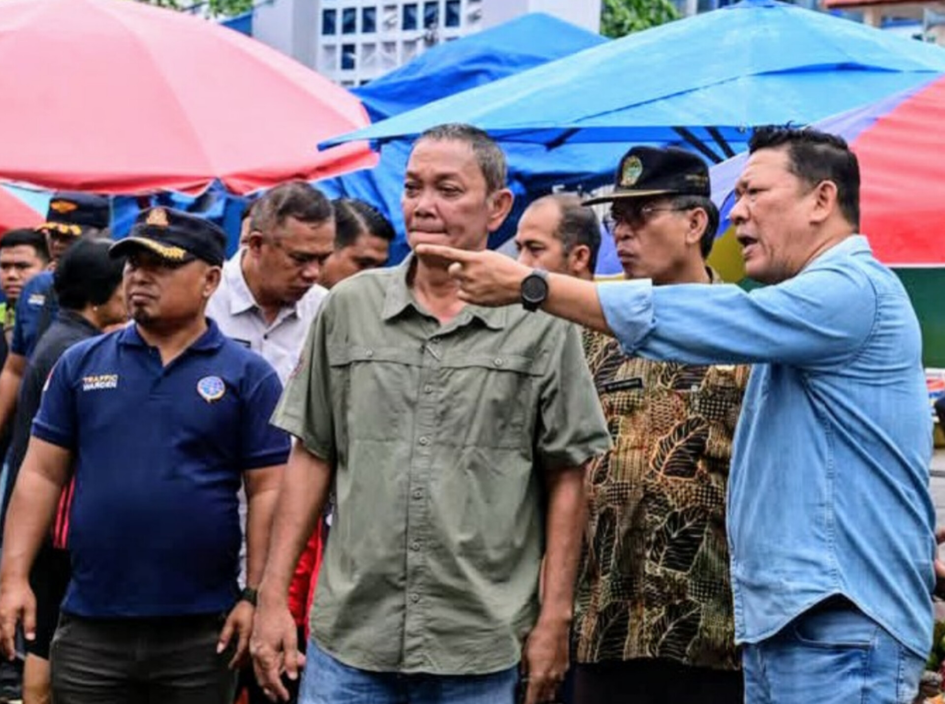 Wakil Wali Kota Sibolga Pantas Maruba Lumban Tobing meninjau jalan Patuan Anggi dan sekitarnya yang semrawut akibat PKL yang menggelar dagangannya diatas trotoar dan badan jalan.