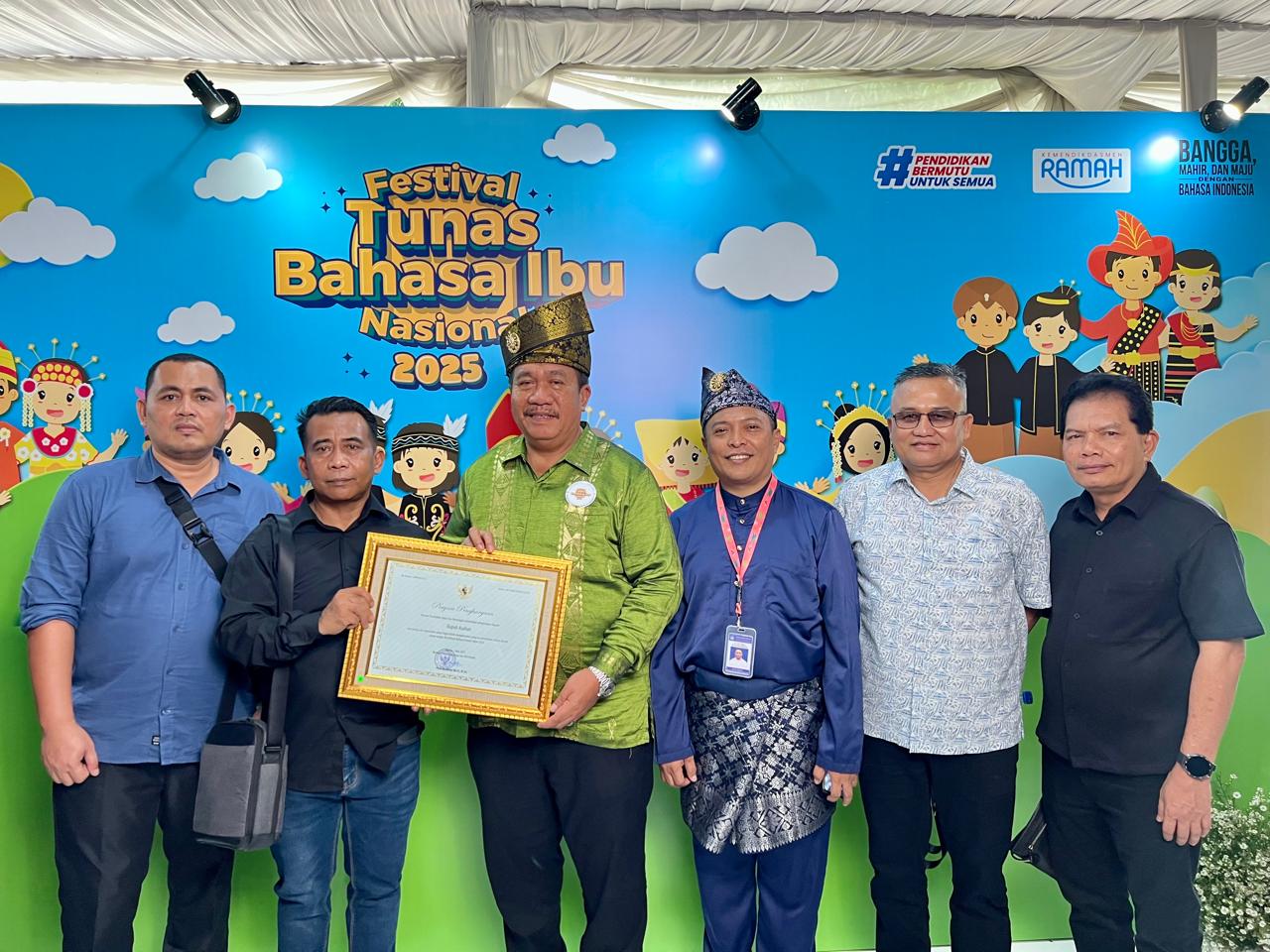 Bupati Asahan, H. Taufik Zainal Abidin, S.Sos., M.Si., menerima penghargaan nasional dari Kementerian Pendidikan Dasar dan Menengah RI atas komitmennya dalam pelestarian bahasa dan budaya daerah.