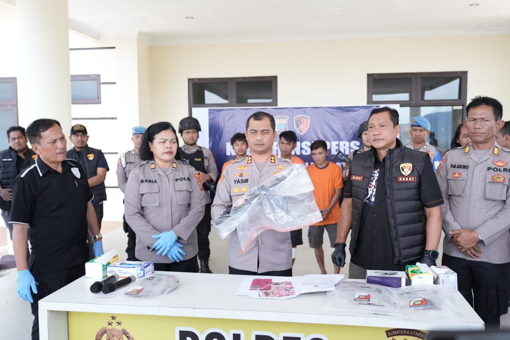 Kapolres Tapsel AKBP Yasir Ahmadi saat konferensi pers pengungkapan kasus pembunuhan terkait temuan tengkorak manusia.