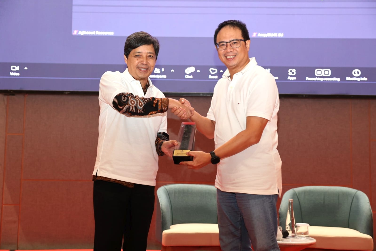 Presiden Direktur PT Agincourt Resources Muliady Sutio memberikan kenang-kenangan kepada Direktur Teknik dan Lingkungan Minerba dan Kepala Inspektur Tambang Ditjen Minerba Kemen ESDM Hendra Gunawan.