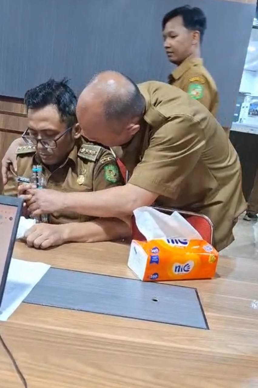 Tangkapan layar saat Camat Medan Barat, Hendra Syahputra diperiksa Tim Inspektorat belum lama ini.