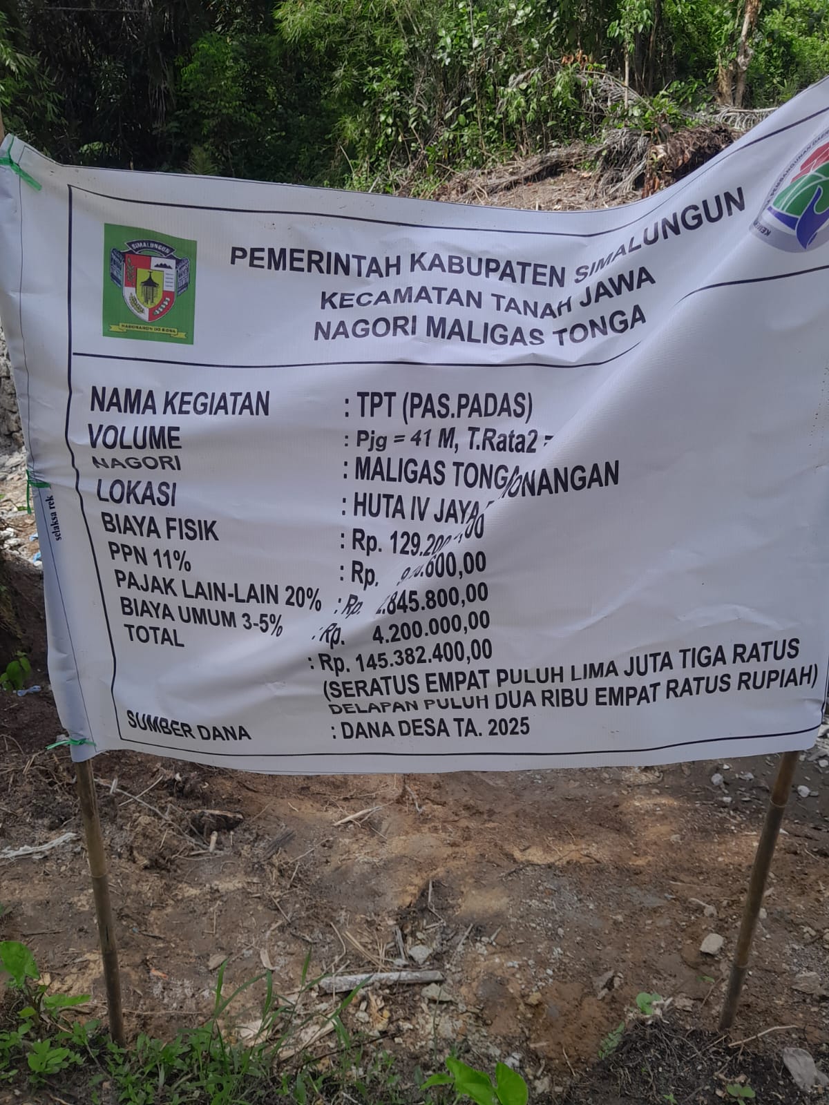 Pemerintah Desa Maligas Tongah, Kecamatan Tanah Jawa, Kabupaten Simalungun, membangun tembok penahan tanah (TPT) sebagai upaya mencegah longsor.