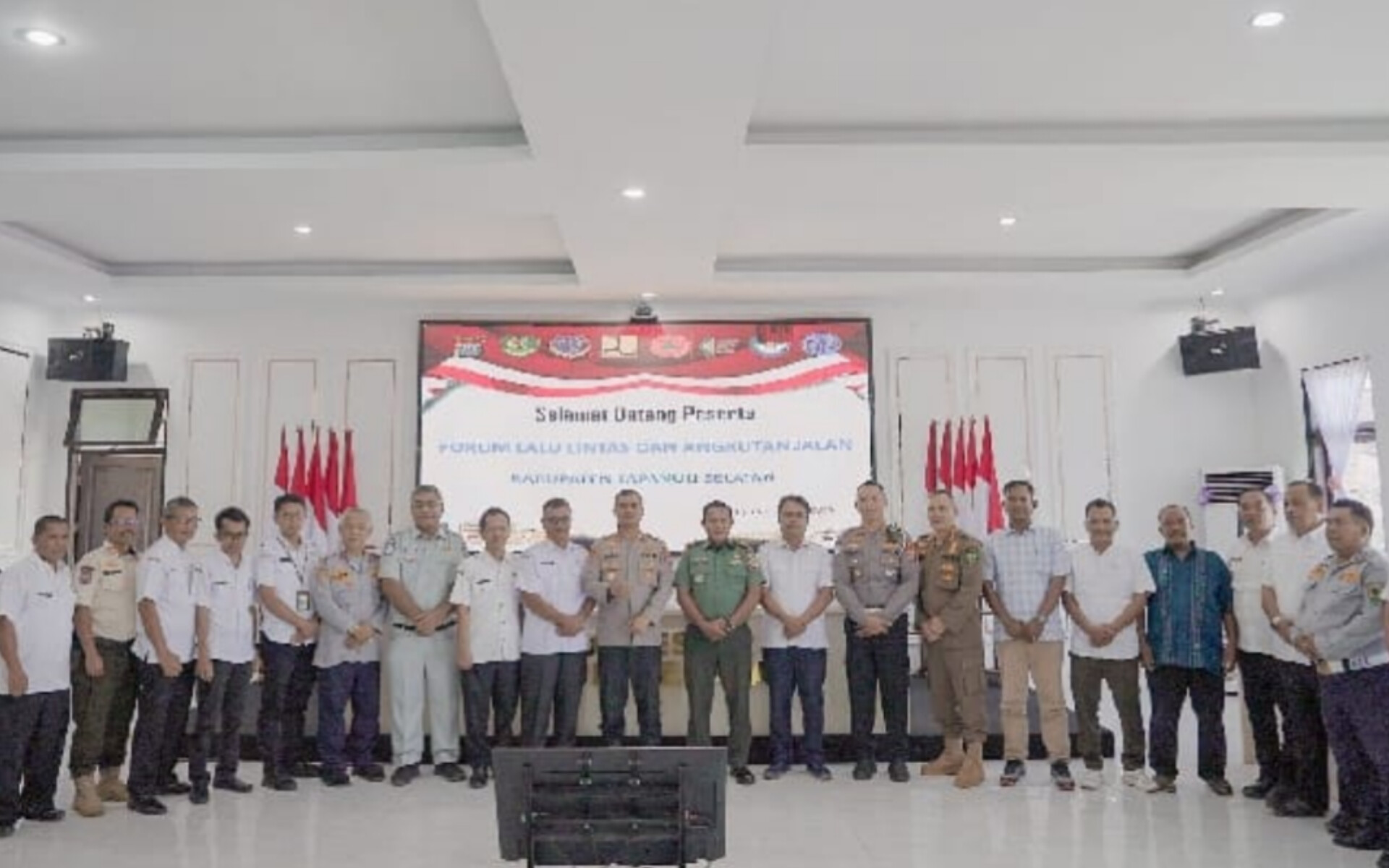 Rapat koordinasi Pemkab Tapsel bersama Polres Tapsel dan BBPJN Sumut membahas solusi perbaikan Jalan Batu Jomba di Aula Polres Tapsel,Sipirok, Rabu (28/5/2025).