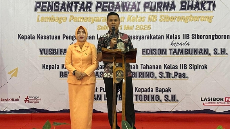 Yusrifa Arif Matondang didampingi istri, saat memberikan sambutan pada pisah sambut pejabat eselon IV dan V Lapas Siborongborong.