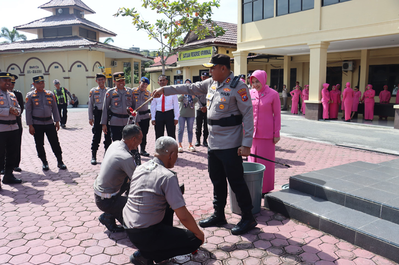 Kapolres Tanjungbalai, AKBP Yon Edi Winara, melantik kenaikan pangkat dari dua orang Pejabat Utama (PJU) Polres Tanjungbalai.