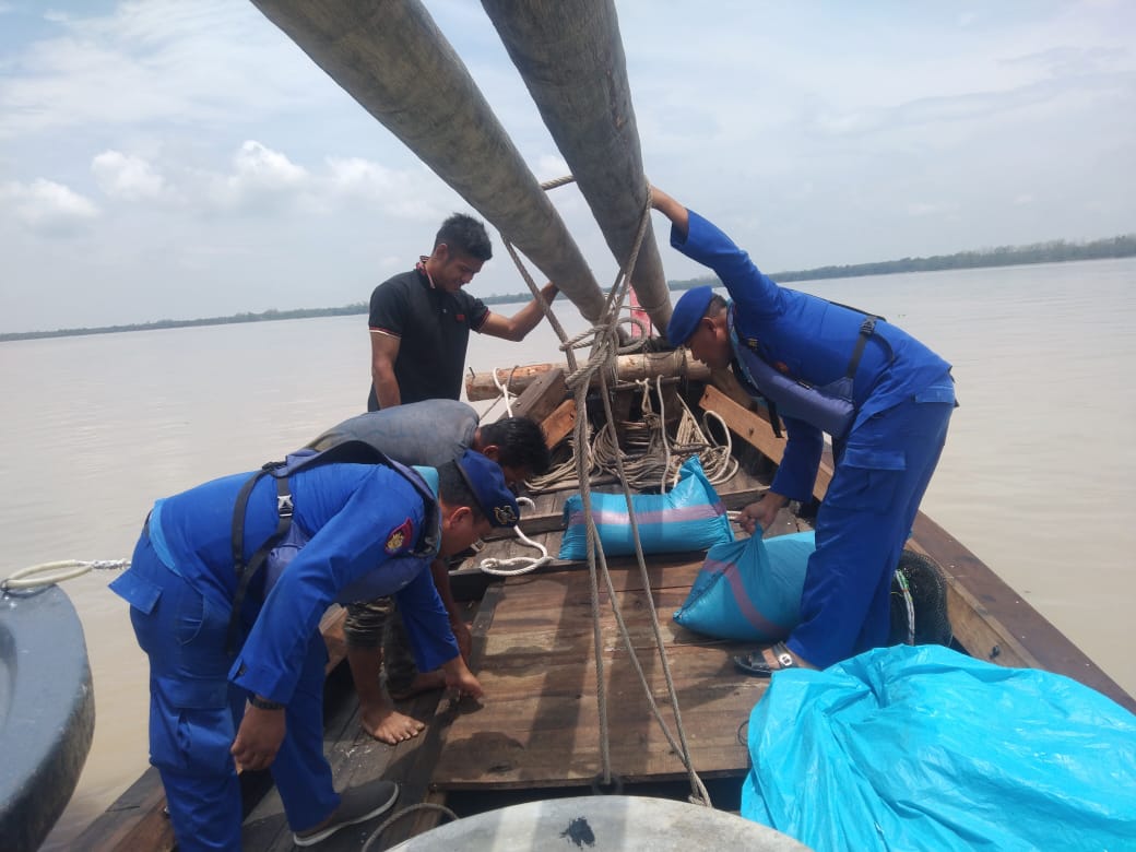 Pemeriksaan kapal tanpa nama di Perairan Tanjungbalai.